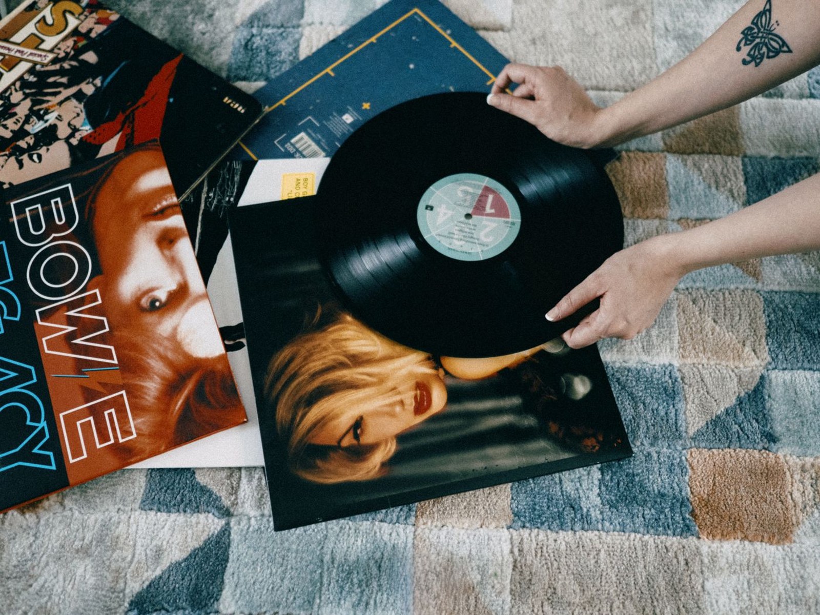 A black vinyl record and its centre label