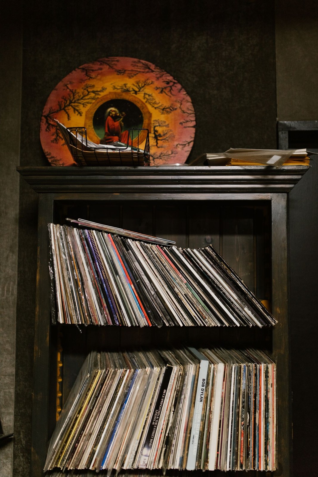 Schallplatten in einem Holzregal